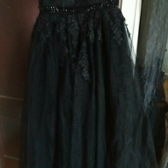 Black hand made wedding dress - Picture 2 of 7